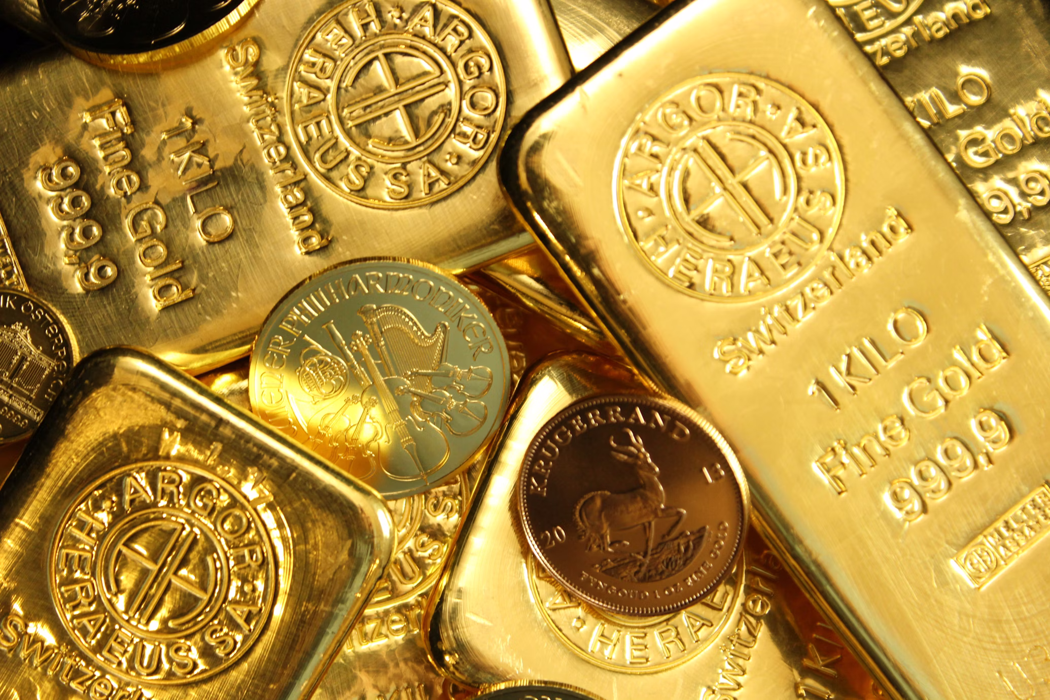 Gold Prices Edge Higher on MCX Amid Weak Dollar and Falling Oil Prices