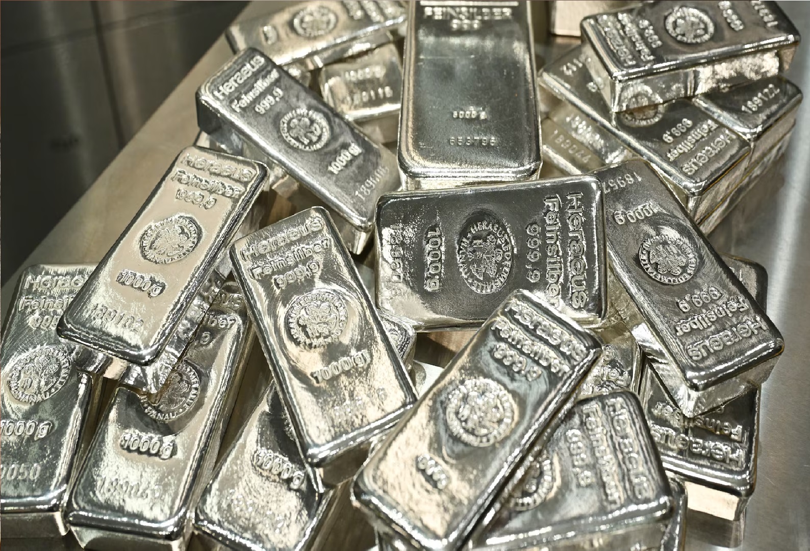 Silver Prices Edge Higher as Weaker Dollar, Falling Oil Boost Precious Metals